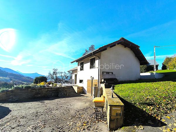 Dans un écrin de tranquillité à Viuz-en-Sallaz, découvrez cette maison individuelle, refaite à neuf, où confort et charme sont au rendez-vous. Nichée sur un terrain de 886m², elle offre une surface utile de 158m². 

Avec ses 5 pièces incluant 4 chambres, un séjour lumineux avec poêle à granule et une cuisine équipée, une salle de bain et une salle d'eau. Cette maison possède tous les atouts pour une vie agréable. Profitez d'une terrasse d'environ 100m2 accueillante avec le potentiel d'une cuisine d'été, un garage de 25 m², un cellier de 10m² et une salle d'eau.

Bénéficiez d'une vue dégagée et d'un cadre naturel pour des moments en toute quiétude. Avec 3 parkings disponibles (possibilité d'avoir 2 voir 3 places supplémentaires), vous ne manquerez pas de place pour accueillir vos convives. La maison est équipée d'un double vitrage, une VMC neuve, une remise à neuf du tableau électrique garantissant une installation aux normes aussi qu'une fosse septique neuve.

À proximité de la campagne tout en restant proche des commodités essentielles: commerces, écoles et accès faciles aux axes routiers. Une opportunité à ne pas manquer à Viuz-en-Sallaz!