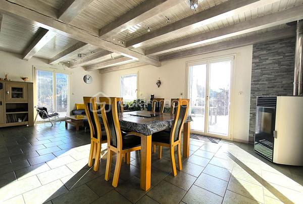 Dans un écrin de tranquillité à Viuz-en-Sallaz, découvrez cette maison individuelle, refaite à neuf, où confort et charme sont au rendez-vous. Nichée sur un terrain de 886m², elle offre une surface utile de 158m². 

Avec ses 5 pièces incluant 4 chambres, un séjour lumineux avec poêle à granule et une cuisine équipée, une salle de bain et une salle d'eau. Cette maison possède tous les atouts pour une vie agréable. Profitez d'une terrasse d'environ 100m2 accueillante avec le potentiel d'une cuisine d'été, un garage de 25 m², un cellier de 10m² et une salle d'eau.

Bénéficiez d'une vue dégagée et d'un cadre naturel pour des moments en toute quiétude. Avec 3 parkings disponibles (possibilité d'avoir 2 voir 3 places supplémentaires), vous ne manquerez pas de place pour accueillir vos convives. La maison est équipée d'un double vitrage, une VMC neuve, une remise à neuf du tableau électrique garantissant une installation aux normes aussi qu'une fosse septique neuve.

À proximité de la campagne tout en restant proche des commodités essentielles: commerces, écoles et accès faciles aux axes routiers. Une opportunité à ne pas manquer à Viuz-en-Sallaz!