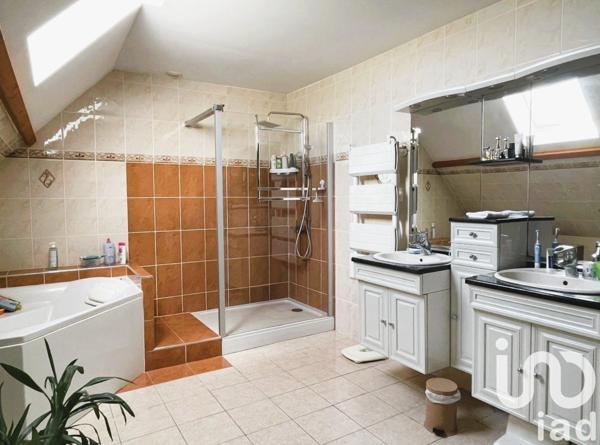 Maison 8 pièces de 253 m² à Longuenée-en-Anjou (49770)