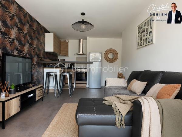 Au cœur de l'une des stations balnéaires les plus prisées de la côte Atlantique, découvrez cet appartement de 41,56 m² idéalement situé au sein d'une résidence de standing entièrement sécurisée, équipée d'un ascenseur et disposant d'un parking privatif fermé.

Installé au 2ᵉ étage d'un immeuble de 7 niveaux, ce bien bénéficie d'un emplacement exceptionnel à seulement quelques mètres de la plage et de la baie de Pornichet, offrant un cadre de vie privilégié où tout se fait à pied.

Dès l'entrée, vous apprécierez les espaces parfaitement optimisés avec un placard de rangement intégré ainsi qu'un espace nuit fonctionnel. La pièce de vie lumineuse accueille une cuisine aménagée et équipée ouverte sur une agréable loggia, véritable prolongement de l'espace de vie. La chambre, également ouverte sur la loggia, invite à la détente dans une atmosphère paisible. Une salle d'eau contemporaine avec toilettes complète harmonieusement cet ensemble.

Une résidence recherchée
•	Résidence de standing entièrement sécurisée.
•	Accès contrôlé et parking privatif fermé.
•	Ascenseur desservant les différents niveaux.
•	Environnement calme et parfaitement entretenu.

Une adresse privilégiée
Profitez pleinement de la douceur de vivre du littoral grâce à un environnement recherché :
•	Accès quasi immédiat à la plage et à la baie de Pornichet (environ 30 à 50 mètres).
•	Promenade du front de mer accessible en quelques pas.
•	Restaurants, commerces de proximité, marché de Pornichet et centre de thalassothérapie à quelques minutes à pied.
•	Un cadre idéal pour profiter des couchers de soleil sur l'océan et de l'animation de la station tout au long de l'année.

Une situation stratégique
•	Centre de Pornichet : 1 à 2 km
•	Gare de Pornichet : 500 à 800 m
•	Centre de La Baule : 4 à 5 km
•	Gare de La Baule-Escoublac : 4 à 5 km
•	Saint-Nazaire : 12 à 14 km
•	Nantes : environ 1 heure

Cette adresse rare constitue une opportunité idéale pour une résidence principale de qualité, un élégant pied-à-terre en bord de mer ou un investissement patrimonial dans un secteur particulièrement recherché.

Laissez-vous séduire par l'alliance parfaite entre confort, sécurité, emplacement privilégié et qualité de vie.

Pour tout renseignement complémentaire ou pour organiser une visite privée, contactez :
Christophe Debien
Conseiller Immobilier BSK Immobilier