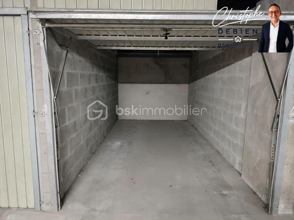 Au cœur de l'une des stations balnéaires les plus prisées de la côte Atlantique, découvrez cet appartement de 41,56 m² idéalement situé au sein d'une résidence de standing entièrement sécurisée, équipée d'un ascenseur et disposant d'un parking privatif fermé.

Installé au 2ᵉ étage d'un immeuble de 7 niveaux, ce bien bénéficie d'un emplacement exceptionnel à seulement quelques mètres de la plage et de la baie de Pornichet, offrant un cadre de vie privilégié où tout se fait à pied.

Dès l'entrée, vous apprécierez les espaces parfaitement optimisés avec un placard de rangement intégré ainsi qu'un espace nuit fonctionnel. La pièce de vie lumineuse accueille une cuisine aménagée et équipée ouverte sur une agréable loggia, véritable prolongement de l'espace de vie. La chambre, également ouverte sur la loggia, invite à la détente dans une atmosphère paisible. Une salle d'eau contemporaine avec toilettes complète harmonieusement cet ensemble.

Une résidence recherchée
•	Résidence de standing entièrement sécurisée.
•	Accès contrôlé et parking privatif fermé.
•	Ascenseur desservant les différents niveaux.
•	Environnement calme et parfaitement entretenu.

Une adresse privilégiée
Profitez pleinement de la douceur de vivre du littoral grâce à un environnement recherché :
•	Accès quasi immédiat à la plage et à la baie de Pornichet (environ 30 à 50 mètres).
•	Promenade du front de mer accessible en quelques pas.
•	Restaurants, commerces de proximité, marché de Pornichet et centre de thalassothérapie à quelques minutes à pied.
•	Un cadre idéal pour profiter des couchers de soleil sur l'océan et de l'animation de la station tout au long de l'année.

Une situation stratégique
•	Centre de Pornichet : 1 à 2 km
•	Gare de Pornichet : 500 à 800 m
•	Centre de La Baule : 4 à 5 km
•	Gare de La Baule-Escoublac : 4 à 5 km
•	Saint-Nazaire : 12 à 14 km
•	Nantes : environ 1 heure

Cette adresse rare constitue une opportunité idéale pour une résidence principale de qualité, un élégant pied-à-terre en bord de mer ou un investissement patrimonial dans un secteur particulièrement recherché.

Laissez-vous séduire par l'alliance parfaite entre confort, sécurité, emplacement privilégié et qualité de vie.

Pour tout renseignement complémentaire ou pour organiser une visite privée, contactez :
Christophe Debien
Conseiller Immobilier BSK Immobilier
