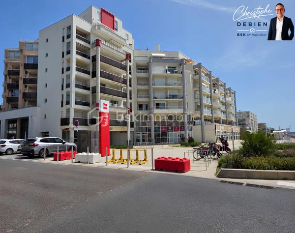 Au cœur de l'une des stations balnéaires les plus prisées de la côte Atlantique, découvrez cet appartement de 41,56 m² idéalement situé au sein d'une résidence de standing entièrement sécurisée, équipée d'un ascenseur et disposant d'un parking privatif fermé.

Installé au 2ᵉ étage d'un immeuble de 7 niveaux, ce bien bénéficie d'un emplacement exceptionnel à seulement quelques mètres de la plage et de la baie de Pornichet, offrant un cadre de vie privilégié où tout se fait à pied.

Dès l'entrée, vous apprécierez les espaces parfaitement optimisés avec un placard de rangement intégré ainsi qu'un espace nuit fonctionnel. La pièce de vie lumineuse accueille une cuisine aménagée et équipée ouverte sur une agréable loggia, véritable prolongement de l'espace de vie. La chambre, également ouverte sur la loggia, invite à la détente dans une atmosphère paisible. Une salle d'eau contemporaine avec toilettes complète harmonieusement cet ensemble.

Une résidence recherchée
•	Résidence de standing entièrement sécurisée.
•	Accès contrôlé et parking privatif fermé.
•	Ascenseur desservant les différents niveaux.
•	Environnement calme et parfaitement entretenu.

Une adresse privilégiée
Profitez pleinement de la douceur de vivre du littoral grâce à un environnement recherché :
•	Accès quasi immédiat à la plage et à la baie de Pornichet (environ 30 à 50 mètres).
•	Promenade du front de mer accessible en quelques pas.
•	Restaurants, commerces de proximité, marché de Pornichet et centre de thalassothérapie à quelques minutes à pied.
•	Un cadre idéal pour profiter des couchers de soleil sur l'océan et de l'animation de la station tout au long de l'année.

Une situation stratégique
•	Centre de Pornichet : 1 à 2 km
•	Gare de Pornichet : 500 à 800 m
•	Centre de La Baule : 4 à 5 km
•	Gare de La Baule-Escoublac : 4 à 5 km
•	Saint-Nazaire : 12 à 14 km
•	Nantes : environ 1 heure

Cette adresse rare constitue une opportunité idéale pour une résidence principale de qualité, un élégant pied-à-terre en bord de mer ou un investissement patrimonial dans un secteur particulièrement recherché.

Laissez-vous séduire par l'alliance parfaite entre confort, sécurité, emplacement privilégié et qualité de vie.

Pour tout renseignement complémentaire ou pour organiser une visite privée, contactez :
Christophe Debien
Conseiller Immobilier BSK Immobilier