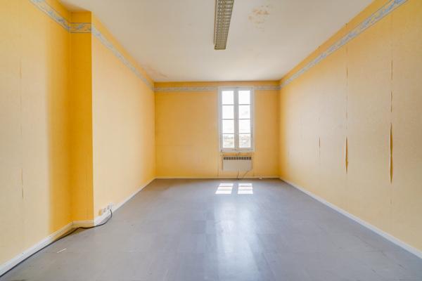 Saint-André-de-Cubzac (33240) Maison 11 pièces en R+3 d'environ 250m2 habitables plus combles, parking et jardin