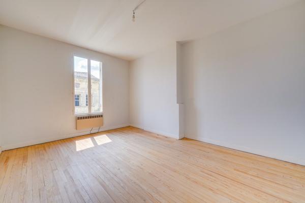 Saint-André-de-Cubzac (33240) Maison 11 pièces en R+3 d'environ 250m2 habitables plus combles, parking et jardin