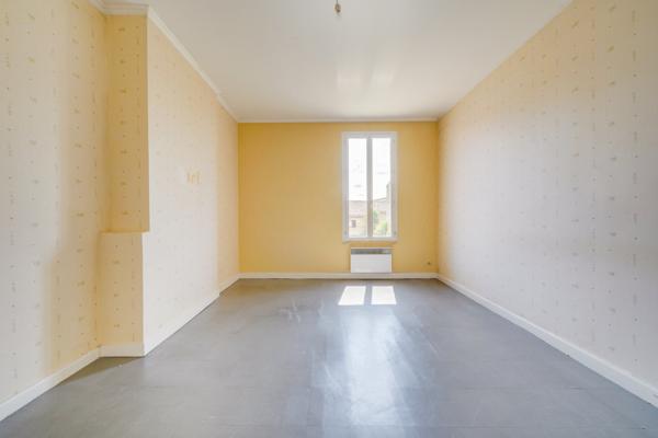 Saint-André-de-Cubzac (33240) Maison 11 pièces en R+3 d'environ 250m2 habitables plus combles, parking et jardin