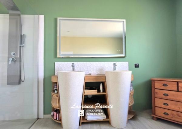 Maison contemporaine recente avec garage et piscine annexe