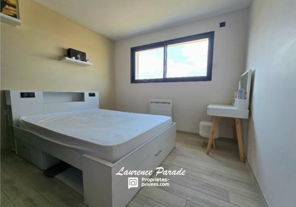 Maison contemporaine recente avec garage et piscine annexe