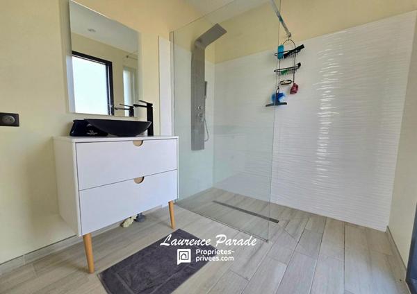 Maison contemporaine recente avec garage et piscine annexe