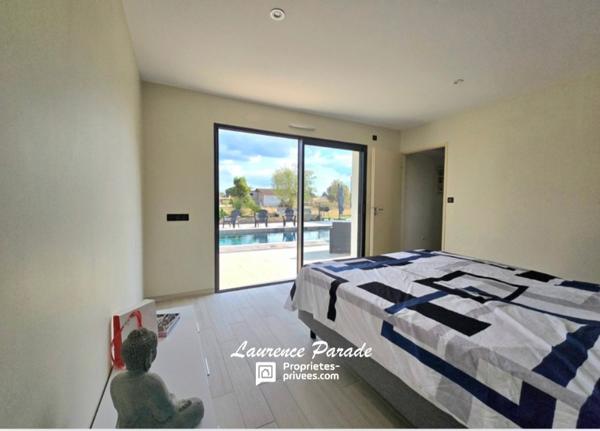 Maison contemporaine recente avec garage et piscine annexe