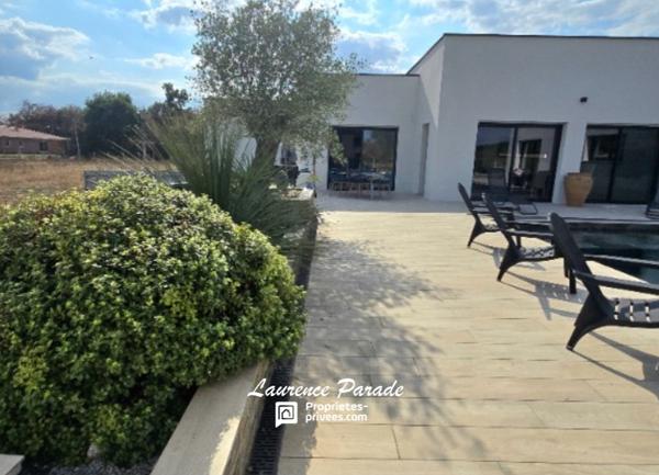 Maison contemporaine recente avec garage et piscine annexe