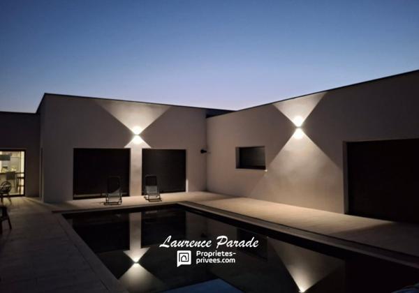 Maison contemporaine recente avec garage et piscine annexe