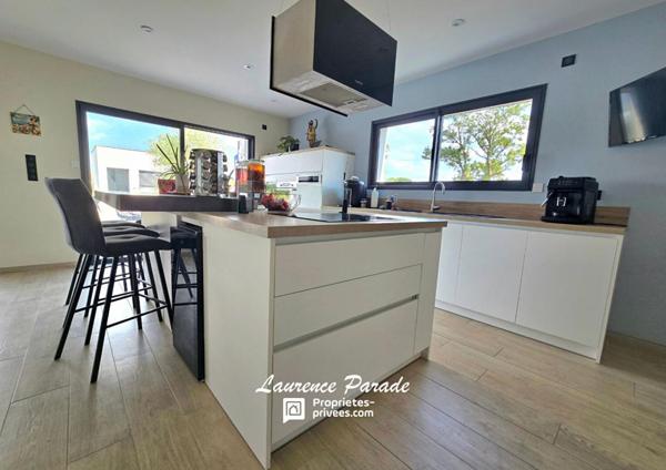 Maison contemporaine recente avec garage et piscine annexe