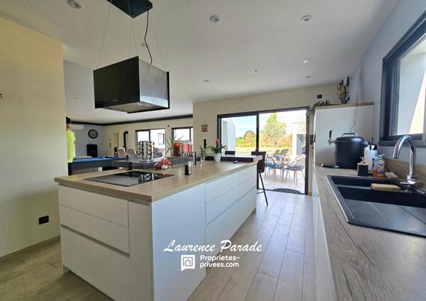 Maison contemporaine recente avec garage et piscine annexe