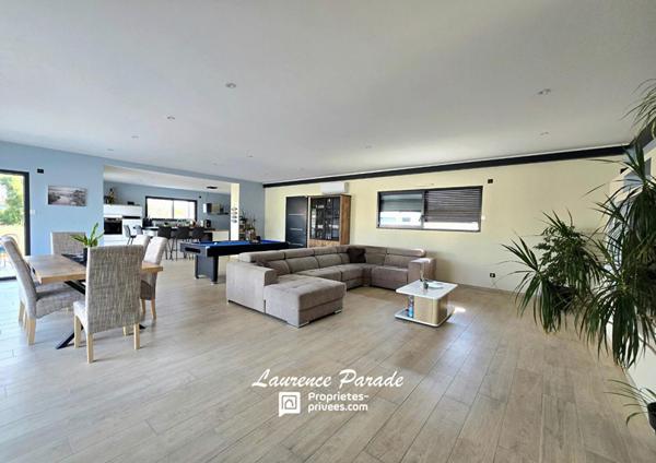 Maison contemporaine recente avec garage et piscine annexe