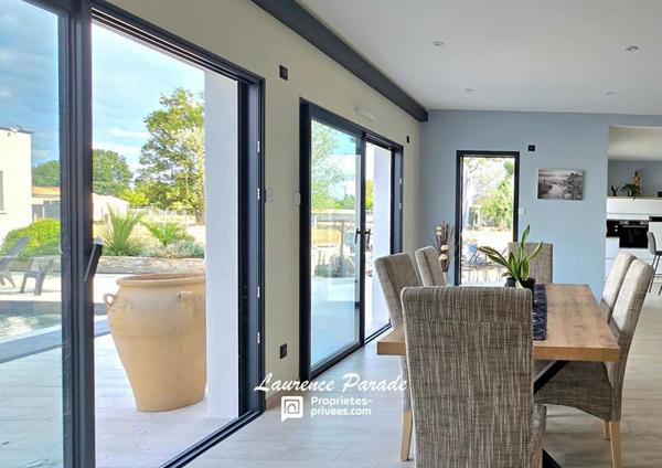 Maison contemporaine recente avec garage et piscine annexe