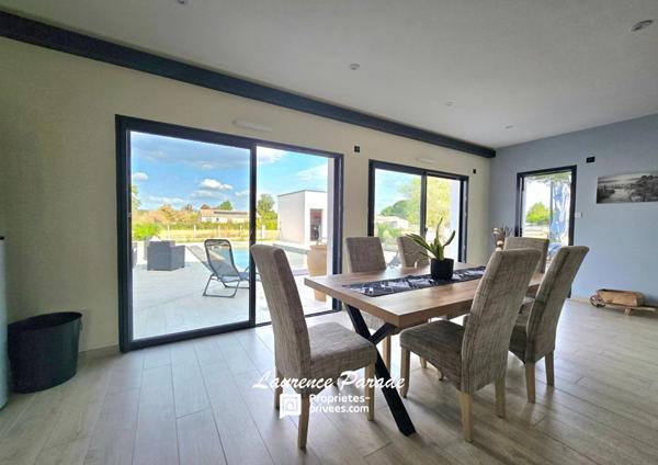 Maison contemporaine recente avec garage et piscine annexe