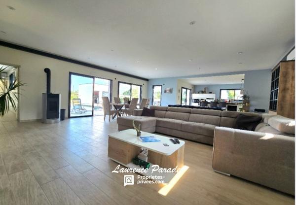 Maison contemporaine recente avec garage et piscine annexe