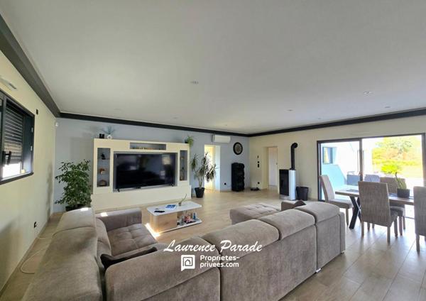 Maison contemporaine recente avec garage et piscine annexe