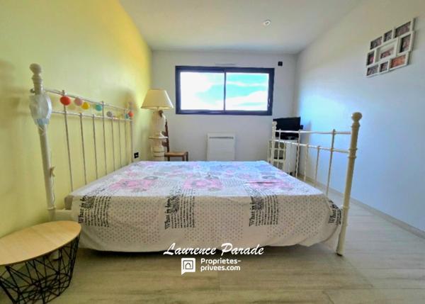 Maison contemporaine recente avec garage et piscine annexe