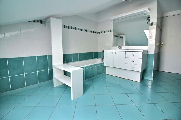 Appartement 5 pièces LYON 3 avec grand garage et balcon à vivre au dernier étage