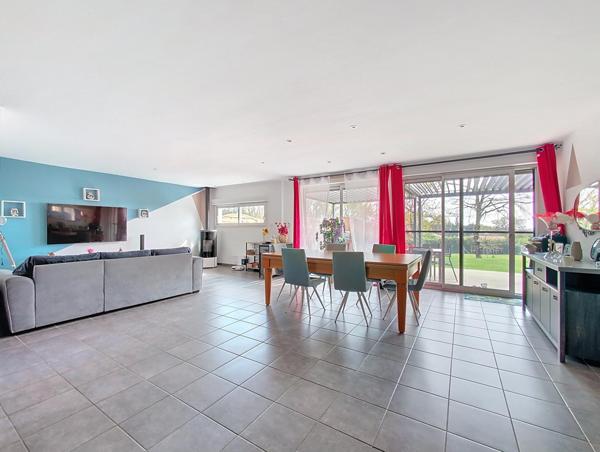 Contemporaine avec grand salon et belles prestations