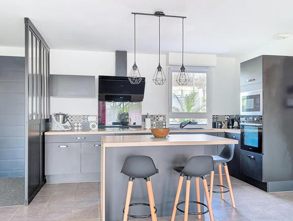 Contemporaine avec grand salon et belles prestations