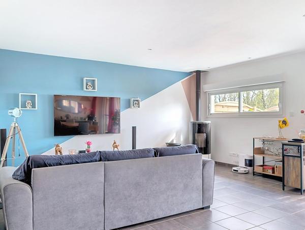 Contemporaine avec grand salon et belles prestations