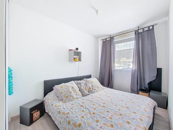 Contemporaine avec grand salon et belles prestations