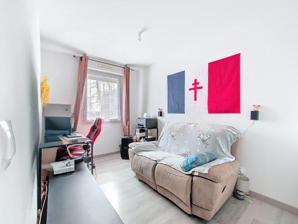 Contemporaine avec grand salon et belles prestations