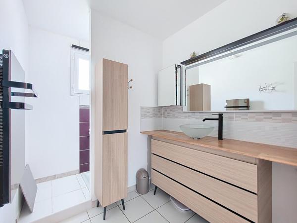 Contemporaine avec grand salon et belles prestations