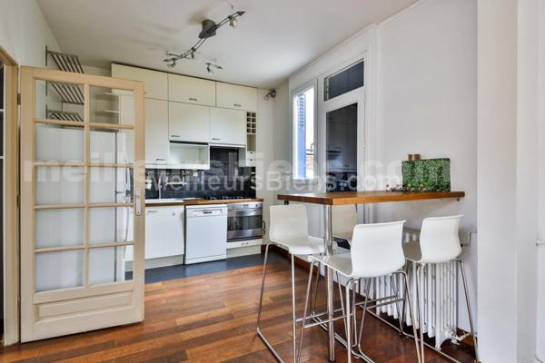 Emplacement idéal et cachet pour cette maison 1920 avec jardin