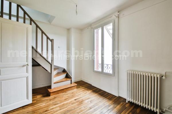 Emplacement idéal et cachet pour cette maison 1920 avec jardin