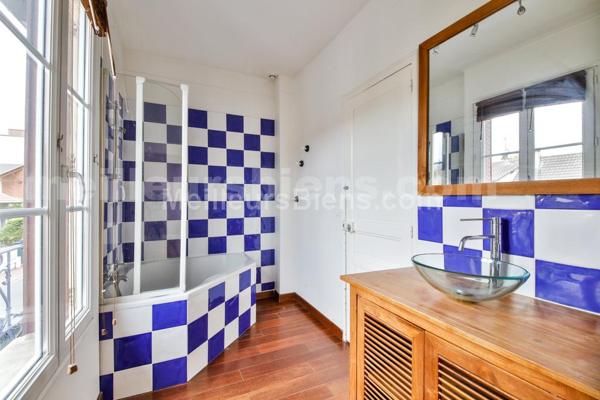 Emplacement idéal et cachet pour cette maison 1920 avec jardin