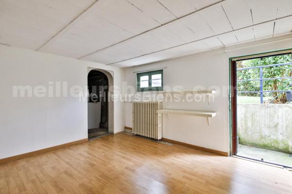 Emplacement idéal et cachet pour cette maison 1920 avec jardin