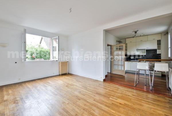 Emplacement idéal et cachet pour cette maison 1920 avec jardin