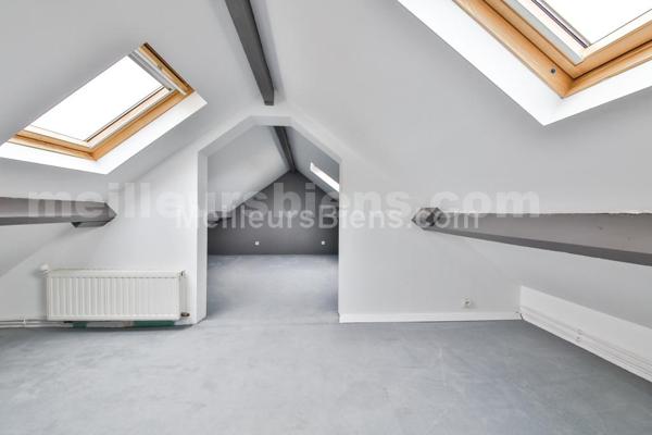 Emplacement idéal et cachet pour cette maison 1920 avec jardin