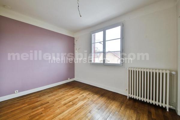 Emplacement idéal et cachet pour cette maison 1920 avec jardin