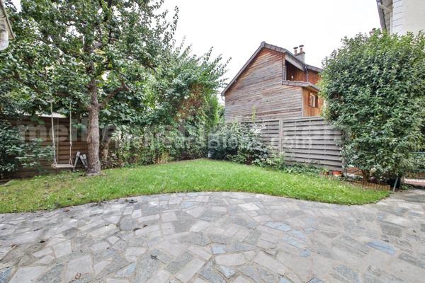 Emplacement idéal et cachet pour cette maison 1920 avec jardin