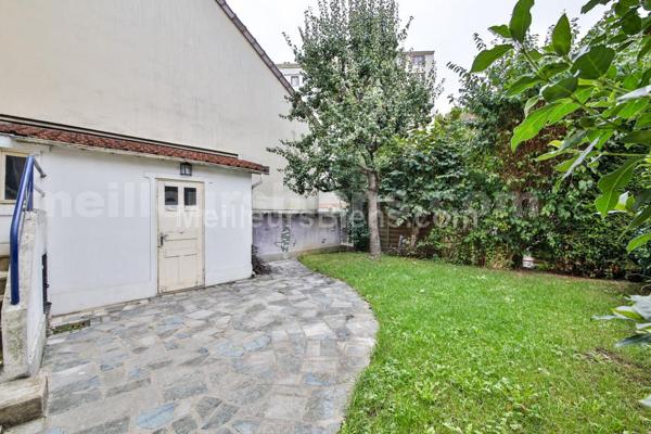 Emplacement idéal et cachet pour cette maison 1920 avec jardin