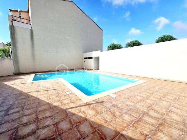 Valenti Victor vous propose en exclusivité - Ce beau T2 situé dans une résidence privée et sécurisée. L'appartement est au 1er étage avec ascenseur. Emplacement idéal à proximité de la zone commerciale Hyper U et de toutes les commodités (arrêt de bus, banque etc..). Ce bien se compose comme suit : 

- Un séjour climatisé avec cuisine ouverte équipée et aménagée
- Une chambre avec placards, une salle de bains rénovée en 2022 et un wc séparé.
- Un agréable extérieur permettant de profiter des beaux jours est accessible depuis le séjour. 
- Une place de parking privative complète le tout

Vous serez séduit par les prestations de la résidence avec notamment sa piscine privative, son emplacement privilégié ainsi que les multiples possibilités qu'il vous offrira. Que ce soit pour un investissement locatif courte ou longue durée, une résidence secondaire, un pied à terre ou autre, il saura répondre à vos besoins.