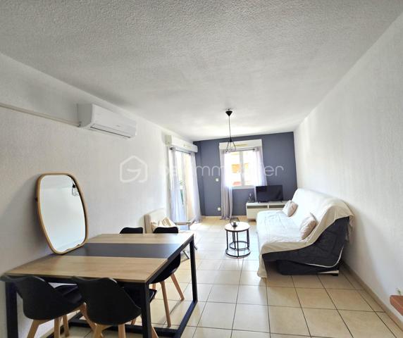 Valenti Victor vous propose en exclusivité - Ce beau T2 situé dans une résidence privée et sécurisée. L'appartement est au 1er étage avec ascenseur. Emplacement idéal à proximité de la zone commerciale Hyper U et de toutes les commodités (arrêt de bus, banque etc..). Ce bien se compose comme suit : 

- Un séjour climatisé avec cuisine ouverte équipée et aménagée
- Une chambre avec placards, une salle de bains rénovée en 2022 et un wc séparé.
- Un agréable extérieur permettant de profiter des beaux jours est accessible depuis le séjour. 
- Une place de parking privative complète le tout

Vous serez séduit par les prestations de la résidence avec notamment sa piscine privative, son emplacement privilégié ainsi que les multiples possibilités qu'il vous offrira. Que ce soit pour un investissement locatif courte ou longue durée, une résidence secondaire, un pied à terre ou autre, il saura répondre à vos besoins.