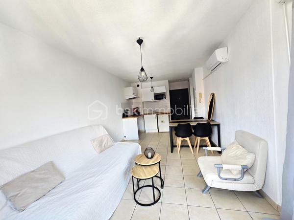 Valenti Victor vous propose en exclusivité - Ce beau T2 situé dans une résidence privée et sécurisée. L'appartement est au 1er étage avec ascenseur. Emplacement idéal à proximité de la zone commerciale Hyper U et de toutes les commodités (arrêt de bus, banque etc..). Ce bien se compose comme suit : 

- Un séjour climatisé avec cuisine ouverte équipée et aménagée
- Une chambre avec placards, une salle de bains rénovée en 2022 et un wc séparé.
- Un agréable extérieur permettant de profiter des beaux jours est accessible depuis le séjour. 
- Une place de parking privative complète le tout

Vous serez séduit par les prestations de la résidence avec notamment sa piscine privative, son emplacement privilégié ainsi que les multiples possibilités qu'il vous offrira. Que ce soit pour un investissement locatif courte ou longue durée, une résidence secondaire, un pied à terre ou autre, il saura répondre à vos besoins.