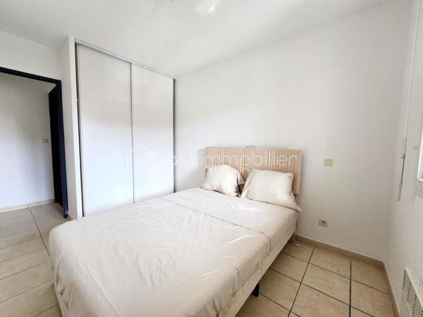 Valenti Victor vous propose en exclusivité - Ce beau T2 situé dans une résidence privée et sécurisée. L'appartement est au 1er étage avec ascenseur. Emplacement idéal à proximité de la zone commerciale Hyper U et de toutes les commodités (arrêt de bus, banque etc..). Ce bien se compose comme suit : 

- Un séjour climatisé avec cuisine ouverte équipée et aménagée
- Une chambre avec placards, une salle de bains rénovée en 2022 et un wc séparé.
- Un agréable extérieur permettant de profiter des beaux jours est accessible depuis le séjour. 
- Une place de parking privative complète le tout

Vous serez séduit par les prestations de la résidence avec notamment sa piscine privative, son emplacement privilégié ainsi que les multiples possibilités qu'il vous offrira. Que ce soit pour un investissement locatif courte ou longue durée, une résidence secondaire, un pied à terre ou autre, il saura répondre à vos besoins.