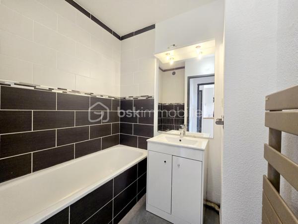 Valenti Victor vous propose en exclusivité - Ce beau T2 situé dans une résidence privée et sécurisée. L'appartement est au 1er étage avec ascenseur. Emplacement idéal à proximité de la zone commerciale Hyper U et de toutes les commodités (arrêt de bus, banque etc..). Ce bien se compose comme suit : 

- Un séjour climatisé avec cuisine ouverte équipée et aménagée
- Une chambre avec placards, une salle de bains rénovée en 2022 et un wc séparé.
- Un agréable extérieur permettant de profiter des beaux jours est accessible depuis le séjour. 
- Une place de parking privative complète le tout

Vous serez séduit par les prestations de la résidence avec notamment sa piscine privative, son emplacement privilégié ainsi que les multiples possibilités qu'il vous offrira. Que ce soit pour un investissement locatif courte ou longue durée, une résidence secondaire, un pied à terre ou autre, il saura répondre à vos besoins.