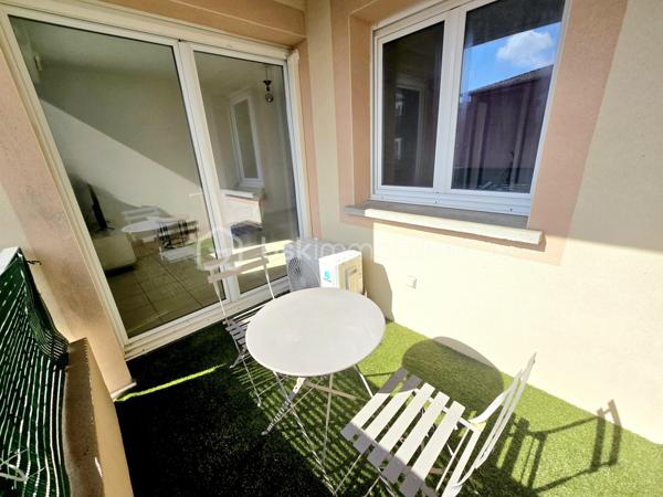 Valenti Victor vous propose en exclusivité - Ce beau T2 situé dans une résidence privée et sécurisée. L'appartement est au 1er étage avec ascenseur. Emplacement idéal à proximité de la zone commerciale Hyper U et de toutes les commodités (arrêt de bus, banque etc..). Ce bien se compose comme suit : 

- Un séjour climatisé avec cuisine ouverte équipée et aménagée
- Une chambre avec placards, une salle de bains rénovée en 2022 et un wc séparé.
- Un agréable extérieur permettant de profiter des beaux jours est accessible depuis le séjour. 
- Une place de parking privative complète le tout

Vous serez séduit par les prestations de la résidence avec notamment sa piscine privative, son emplacement privilégié ainsi que les multiples possibilités qu'il vous offrira. Que ce soit pour un investissement locatif courte ou longue durée, une résidence secondaire, un pied à terre ou autre, il saura répondre à vos besoins.