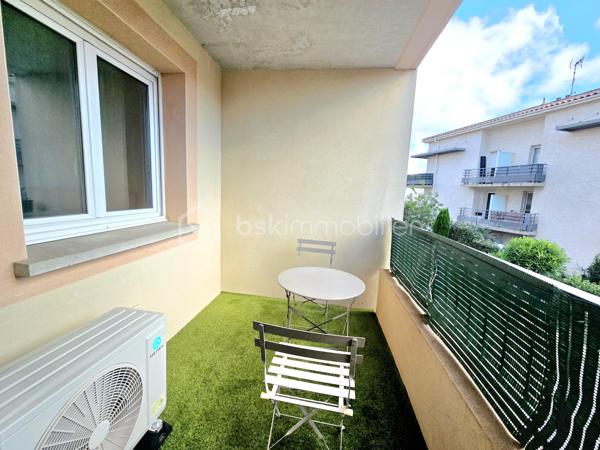 Valenti Victor vous propose en exclusivité - Ce beau T2 situé dans une résidence privée et sécurisée. L'appartement est au 1er étage avec ascenseur. Emplacement idéal à proximité de la zone commerciale Hyper U et de toutes les commodités (arrêt de bus, banque etc..). Ce bien se compose comme suit : 

- Un séjour climatisé avec cuisine ouverte équipée et aménagée
- Une chambre avec placards, une salle de bains rénovée en 2022 et un wc séparé.
- Un agréable extérieur permettant de profiter des beaux jours est accessible depuis le séjour. 
- Une place de parking privative complète le tout

Vous serez séduit par les prestations de la résidence avec notamment sa piscine privative, son emplacement privilégié ainsi que les multiples possibilités qu'il vous offrira. Que ce soit pour un investissement locatif courte ou longue durée, une résidence secondaire, un pied à terre ou autre, il saura répondre à vos besoins.