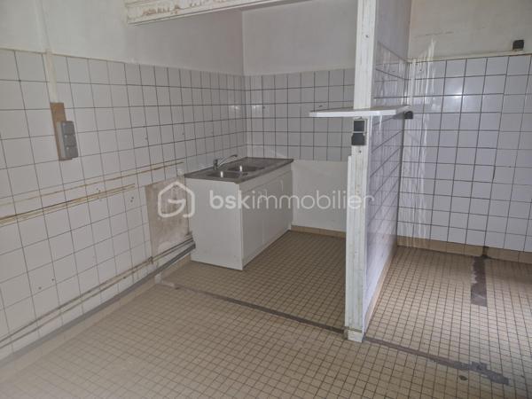 Venez découvrir ce bel immeuble à rénover de 196m2 avec commerce au coeur de Sainte-Foy-La-Grande.
Le bien se situe au cœur du centre ville proche des commerces, de l'hôpital, des écoles et de la gare.
Elle se compose au rez-de-chaussée, d'un local commercial avec cuisine et une réserve.
A l'étage, vous disposerez d'un séjour, d'une cuisine, d'un patio, d'une grande pièce et d'un débarras.
Au deuxième étage, vous trouverez une cuisine, une salle d'eau, une chambre, une grande pièce et un WC. 
L'assainissement se fait par le tout à l’égout.
Ce qu'on aime : La situation géographique (centre-ville), proche des commerces, le potentiel.... 
Idéal investisseur
Disponible pour votre projet immobilier, je m'adapte à votre agenda pour visiter...