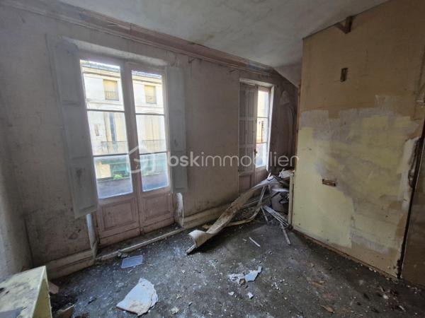 Venez découvrir ce bel immeuble à rénover de 196m2 avec commerce au coeur de Sainte-Foy-La-Grande.
Le bien se situe au cœur du centre ville proche des commerces, de l'hôpital, des écoles et de la gare.
Elle se compose au rez-de-chaussée, d'un local commercial avec cuisine et une réserve.
A l'étage, vous disposerez d'un séjour, d'une cuisine, d'un patio, d'une grande pièce et d'un débarras.
Au deuxième étage, vous trouverez une cuisine, une salle d'eau, une chambre, une grande pièce et un WC. 
L'assainissement se fait par le tout à l’égout.
Ce qu'on aime : La situation géographique (centre-ville), proche des commerces, le potentiel.... 
Idéal investisseur
Disponible pour votre projet immobilier, je m'adapte à votre agenda pour visiter...
