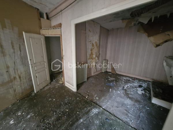 Venez découvrir ce bel immeuble à rénover de 196m2 avec commerce au coeur de Sainte-Foy-La-Grande.
Le bien se situe au cœur du centre ville proche des commerces, de l'hôpital, des écoles et de la gare.
Elle se compose au rez-de-chaussée, d'un local commercial avec cuisine et une réserve.
A l'étage, vous disposerez d'un séjour, d'une cuisine, d'un patio, d'une grande pièce et d'un débarras.
Au deuxième étage, vous trouverez une cuisine, une salle d'eau, une chambre, une grande pièce et un WC. 
L'assainissement se fait par le tout à l’égout.
Ce qu'on aime : La situation géographique (centre-ville), proche des commerces, le potentiel.... 
Idéal investisseur
Disponible pour votre projet immobilier, je m'adapte à votre agenda pour visiter...
