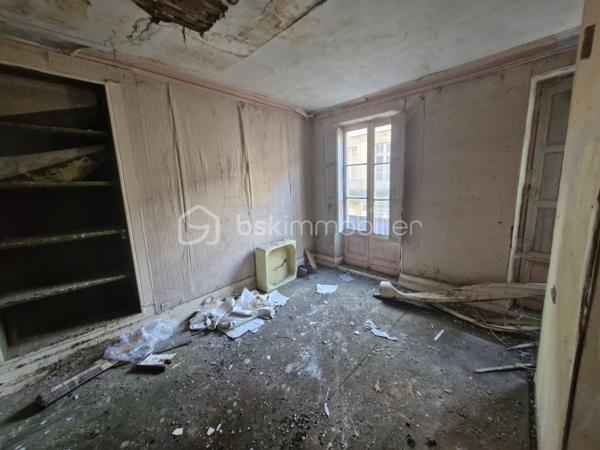 Venez découvrir ce bel immeuble à rénover de 196m2 avec commerce au coeur de Sainte-Foy-La-Grande.
Le bien se situe au cœur du centre ville proche des commerces, de l'hôpital, des écoles et de la gare.
Elle se compose au rez-de-chaussée, d'un local commercial avec cuisine et une réserve.
A l'étage, vous disposerez d'un séjour, d'une cuisine, d'un patio, d'une grande pièce et d'un débarras.
Au deuxième étage, vous trouverez une cuisine, une salle d'eau, une chambre, une grande pièce et un WC. 
L'assainissement se fait par le tout à l’égout.
Ce qu'on aime : La situation géographique (centre-ville), proche des commerces, le potentiel.... 
Idéal investisseur
Disponible pour votre projet immobilier, je m'adapte à votre agenda pour visiter...